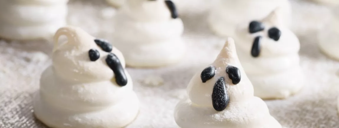 Les meringues fantômes d’Halloween Des meringues d’Halloween