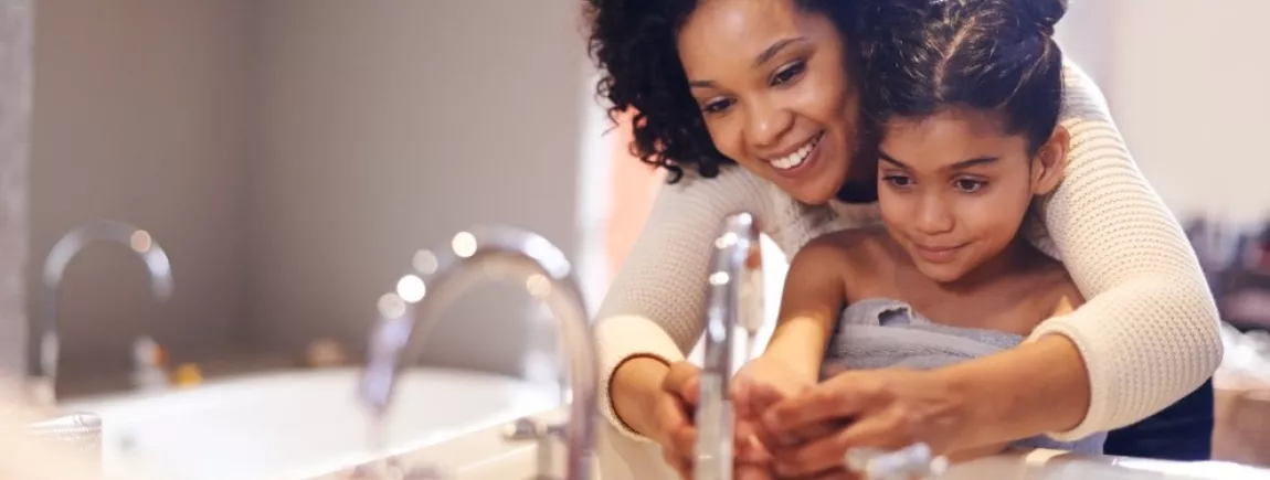 Hygiène des mains : les bonnes habitudes en famille ! Une mère et sa fille se lavent les mains