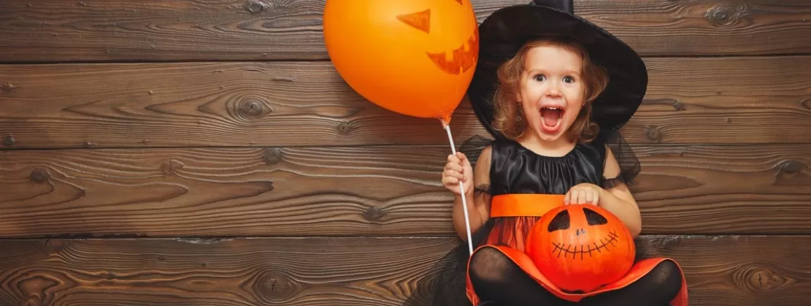 Une petite fille déguisée pour Halloween