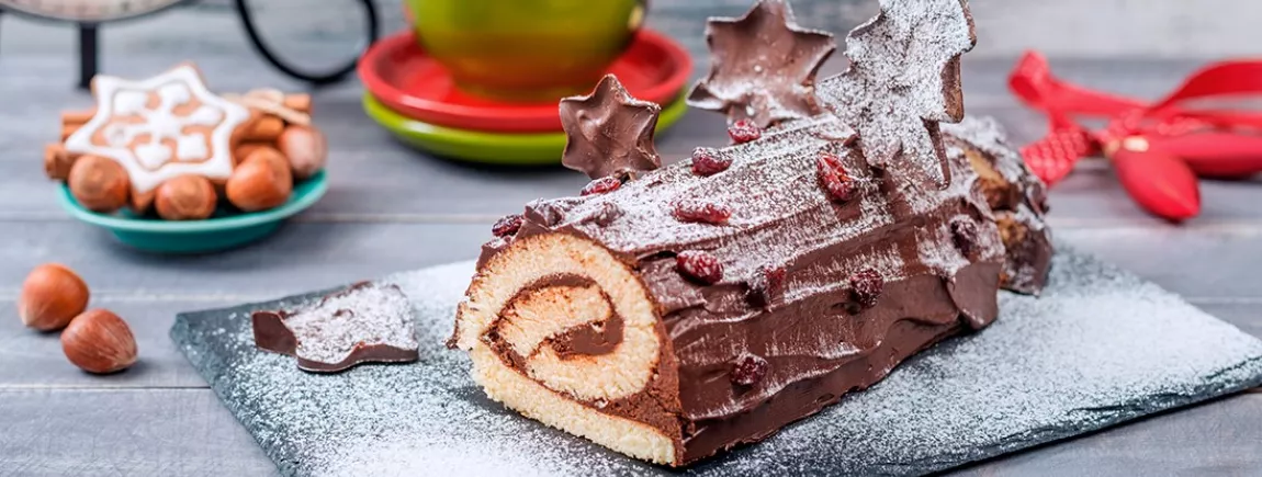 Une bûche de noel disposée sur une table