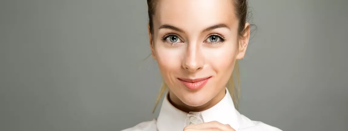 Un portrait de femme vêtue d’une chemise blanche  