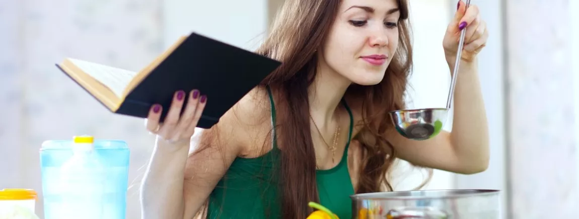 Des soupes qui ont le bon goût du bio, c’est une question de nature ! Une femme prépare de la soupe