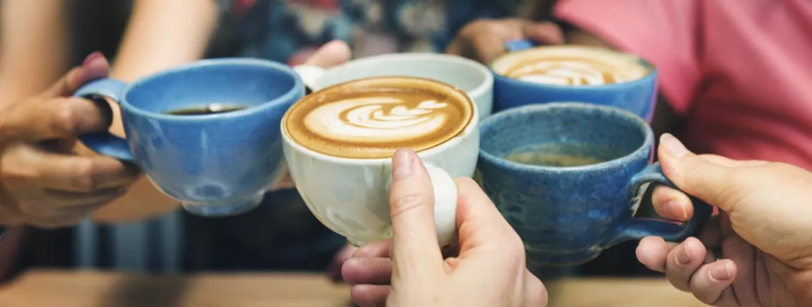 Des amis s’apprêtent à déguster un bon café 