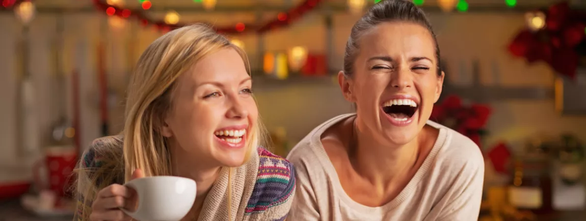 Bientôt Noël, ma to do list pour que la magie opère Deux femmes partagent un goûter dans la bonne humeur