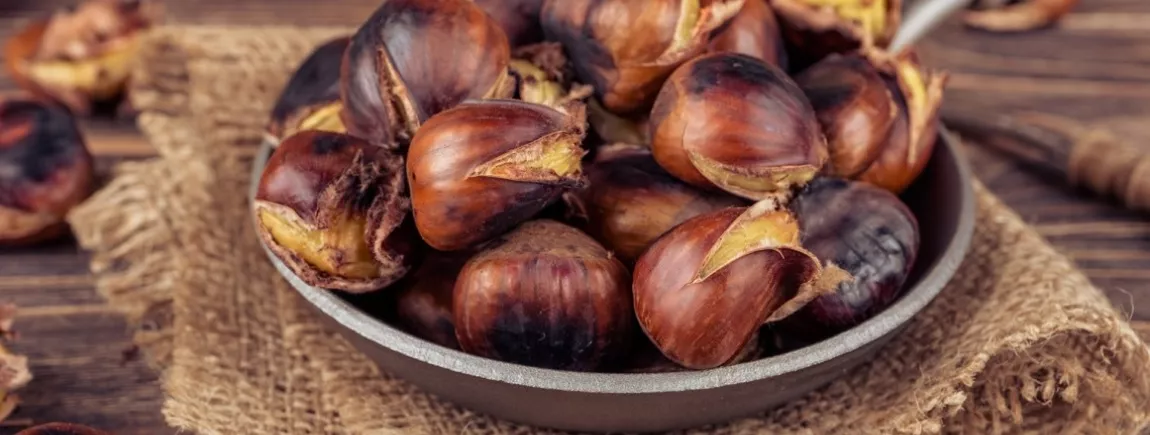 Une poêle remplie de marrons chauds