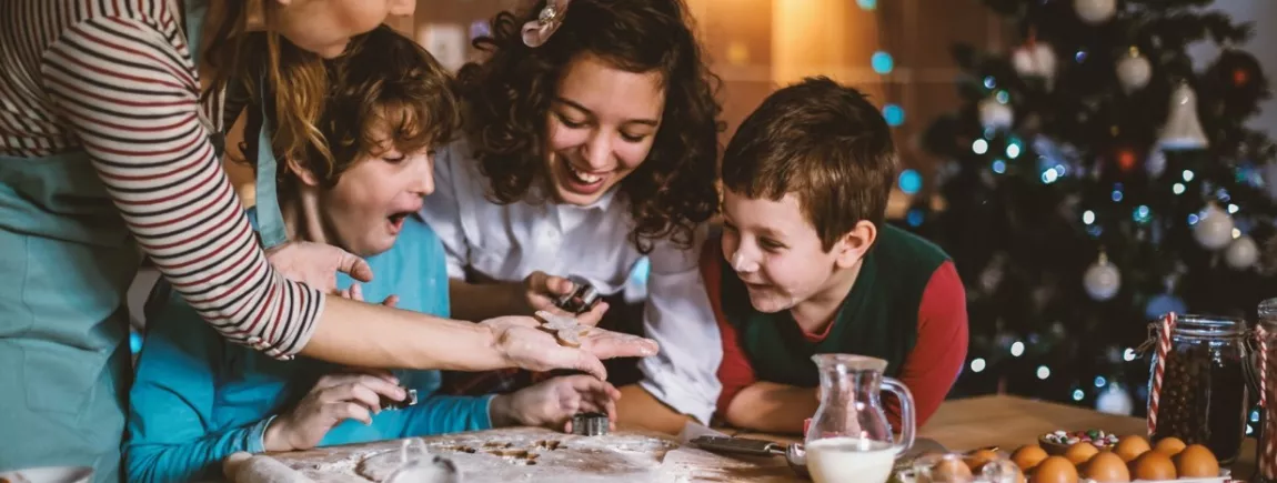 Une famille cuisine pendant les vacances de noël 