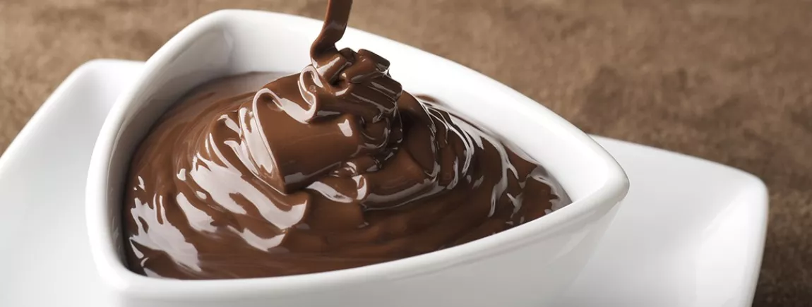 Une sauce au chocolat onctueuse dans un récipient