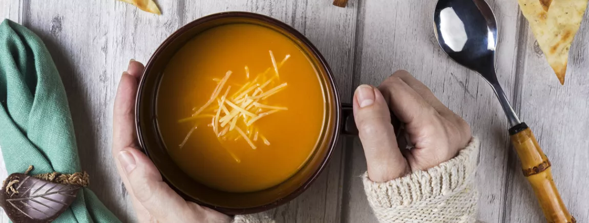 À la soupe ! Une femme tient un bol de soupe