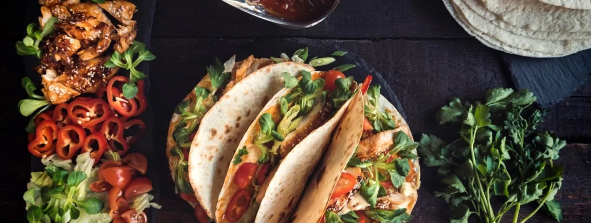5 façons de twister ses plats ! Des tacos au poulet, des poivrons, des tomates, du basilic, et de la sauce Barbecue Amora.
