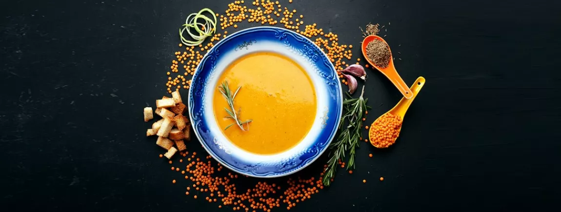 Une assiette de soupe disposée sur une table 