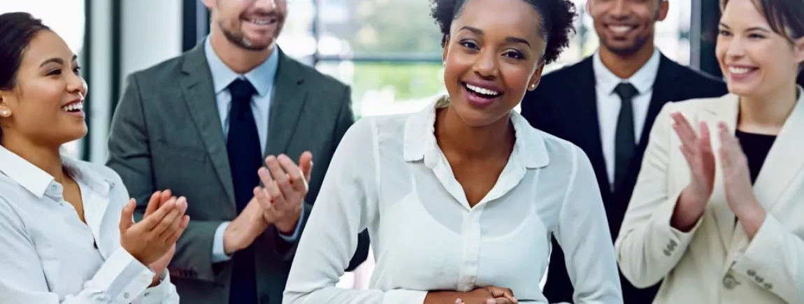 Une jeune femme complimentée par ses collègues