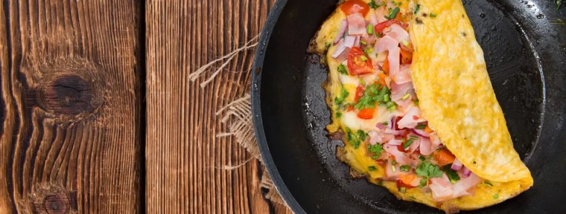 Omelette roulée au jambon de Bayonne, aux légumes et au piment d’Espelette