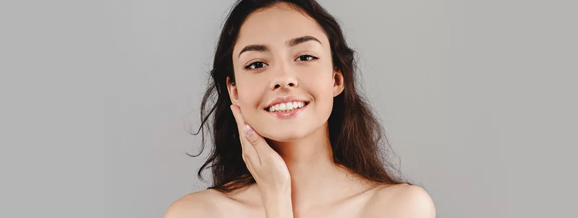 Femme souriante avec un headband