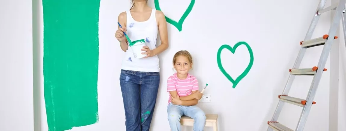 Une mère et sa fille font du bricolage 