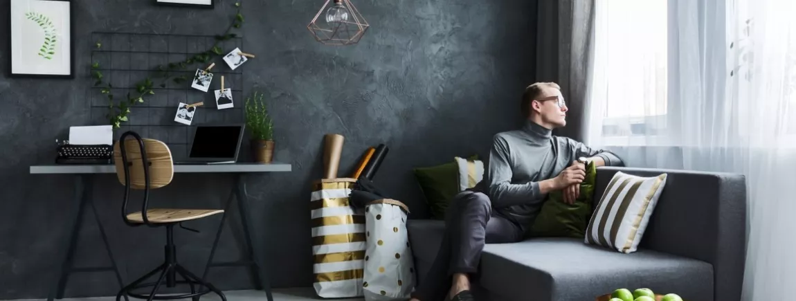 Un homme dans un salon bien décoré 