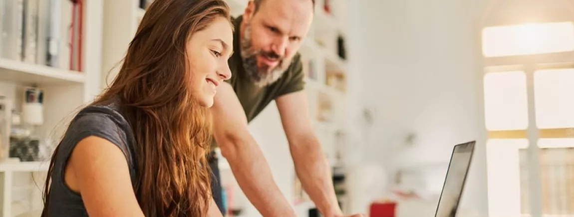 Une mère et sa fille en pleines révisions pour les épreuves du bac 