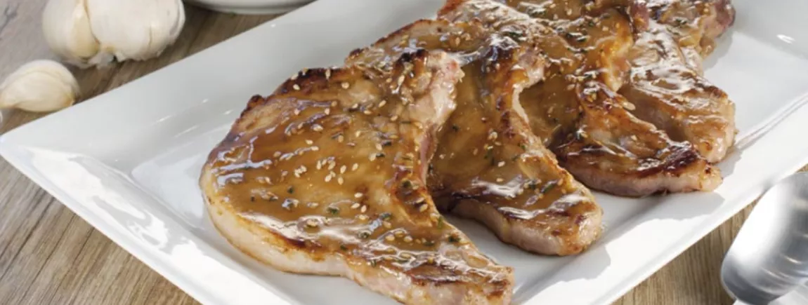 Côtes de porc marinées au miel moutarde et sésame Des côtes de porc marinées avec Amora®