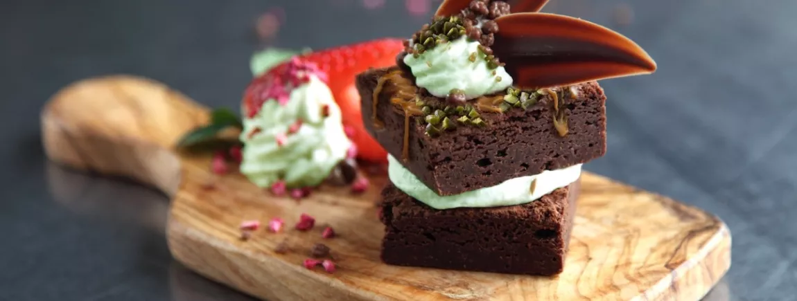 Milka Choco Brownie, sauce caramel beurre salé et chantilly pistache Une recette de brownie avec Milka Choco Brownie