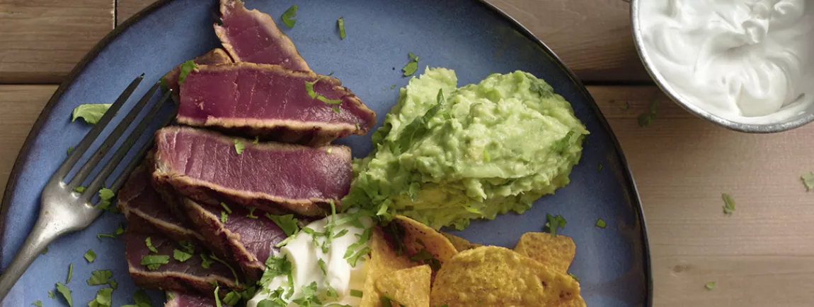 Steak de thon et ses dippings à la sauce TABASCO® Un steak de thon et dippings avec TABASCO ®
