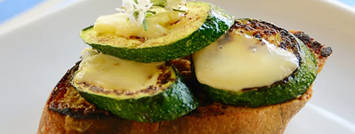 Tartine moutardée à la plancha, courgettes grillées et Queijo de Azeitão Des tartines à la moutarde Amora® à la plancha, courgettes grillées et Queijo de Azeitão