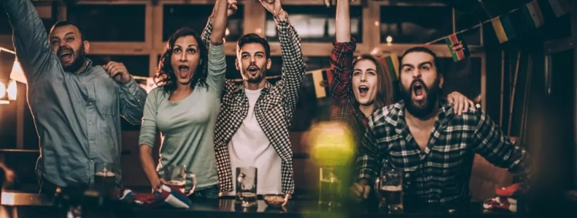 Un couple qui encourage son équipe de football à la maison