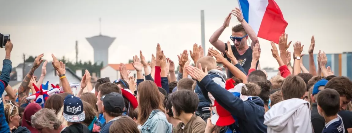 Une foule qui célèbre une victoire d’un match de foot