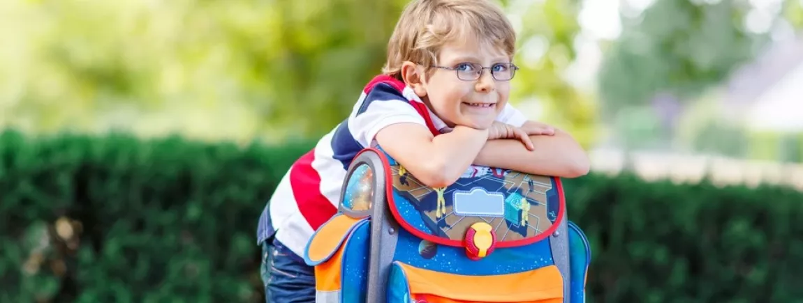 Un enfant avec son cartable pour la rentrée