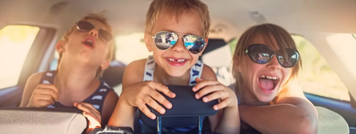 Retour de vacances : nos idées pour occuper les enfants pendant le trajet ! Des enfants s’amusent en voiture