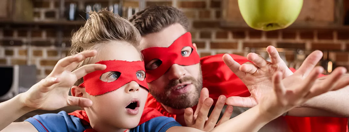C’est si bon de faire revivre l'enfant qui est en vous ! Un père et son fils jouent en prenant le goûter avec Petit Ecolier