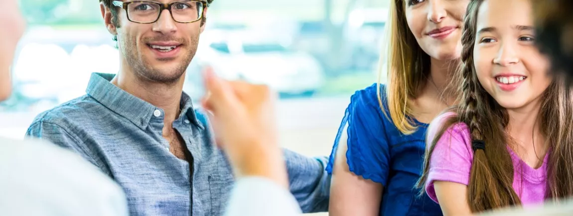 Parents-profs : le duo gagnant Des parents et leur fille à une réunion parents-profs