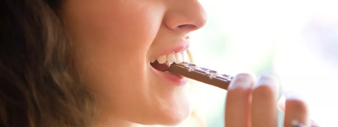 Une femme s’offre un moment gourmand avec le chocolat Milka. 