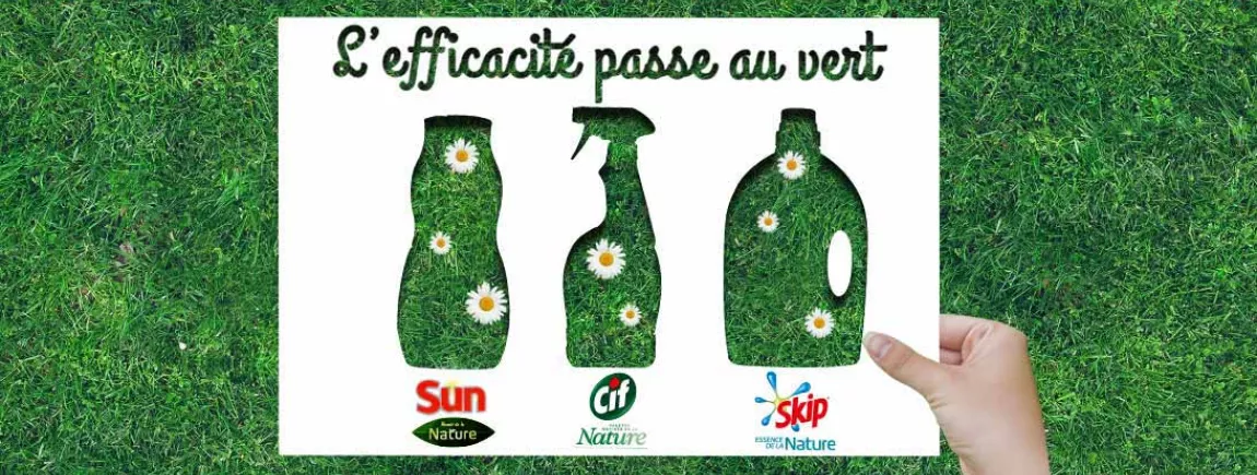 L’efficacité passe au vert ! Un homme met son linge dans une machine à laver
