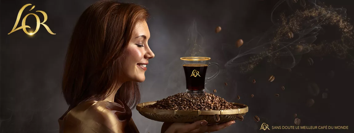 Une femme déguste un bon café L’Or®