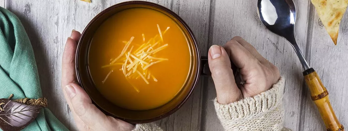 4 façons de se réchauffer cet hiver ! Un bol de soupe de légumes