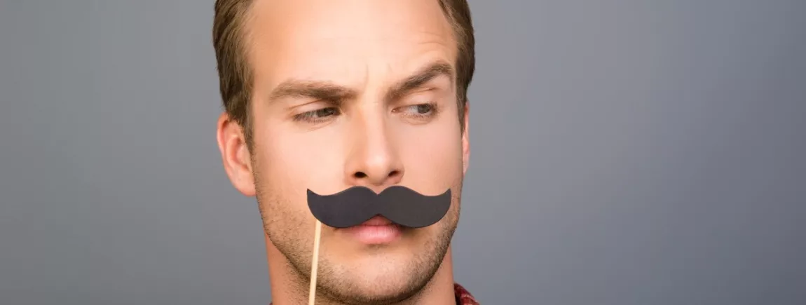 Un homme porte une moustache