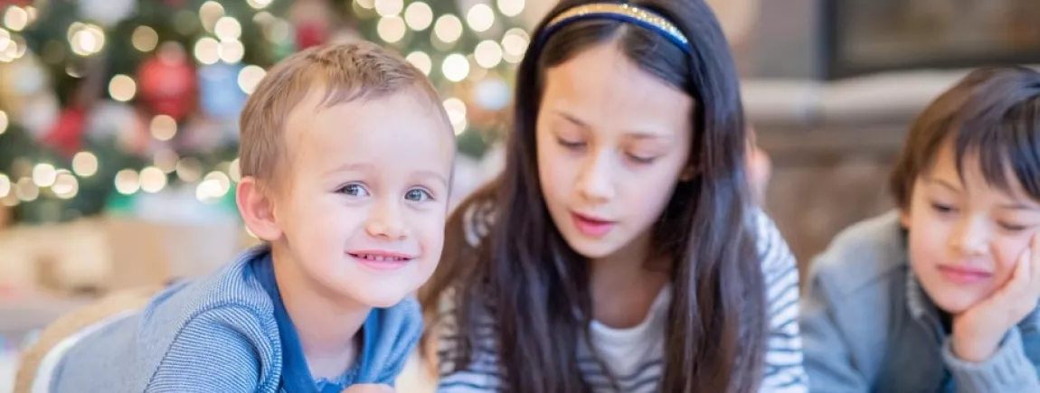 Des enfants attendent le Père Noël