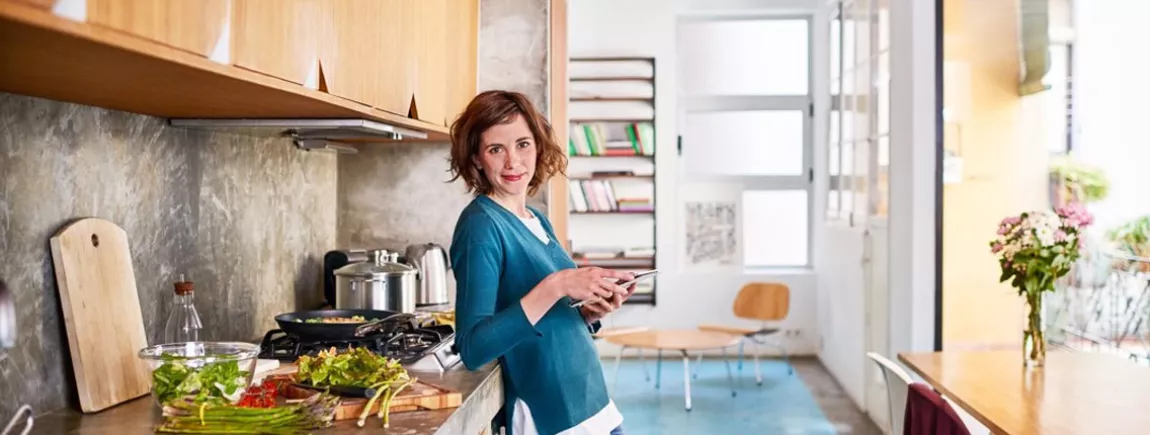 Une cuisine fonctionnelle et conviviale ? Une femme dans sa cuisine