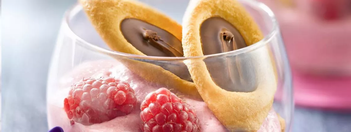 Mousse aux framboises au fromage blanc et Barquette de Lulu® au chocolat Mousse aux framboises au fromage blanc et Barquette de Lulu® au chocolat
