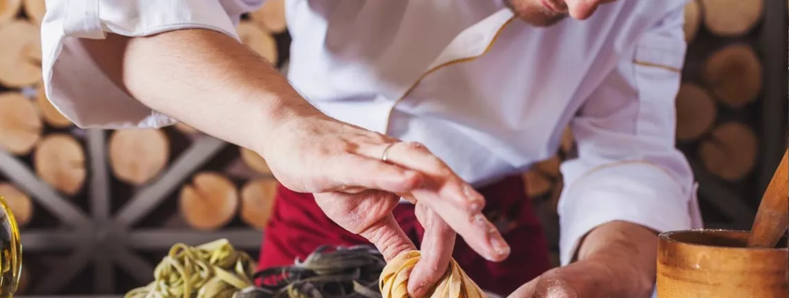 chef cuisinant des pâtes