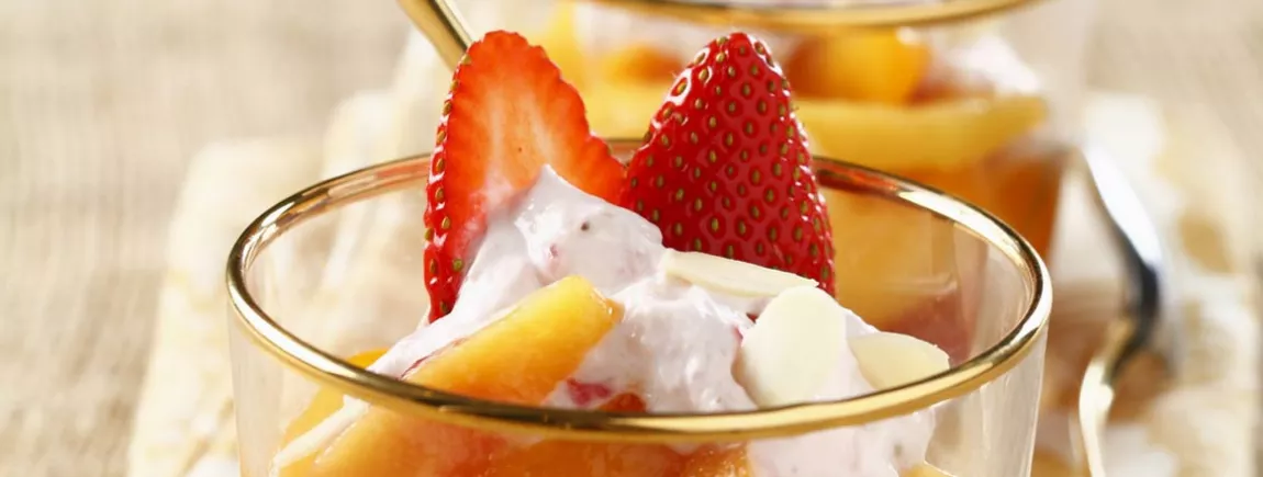 Salade de pêche et abricot à la mousse de fraise Salade de pêche et abricot à la mousse de fraise