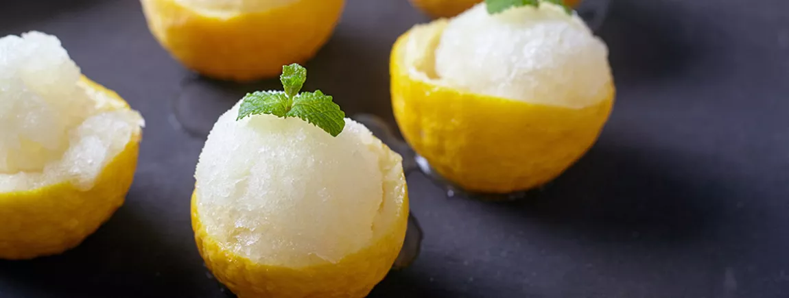 Sphère glacée au yaourt et zestes de citron Sorbet dans citron