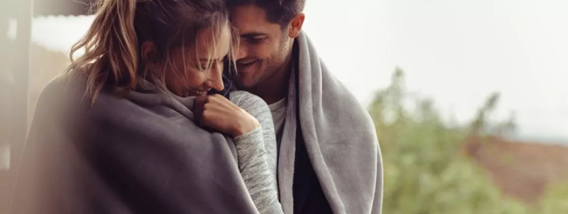 On part en amoureux ! Un couple en week-end partage un moment de complicité