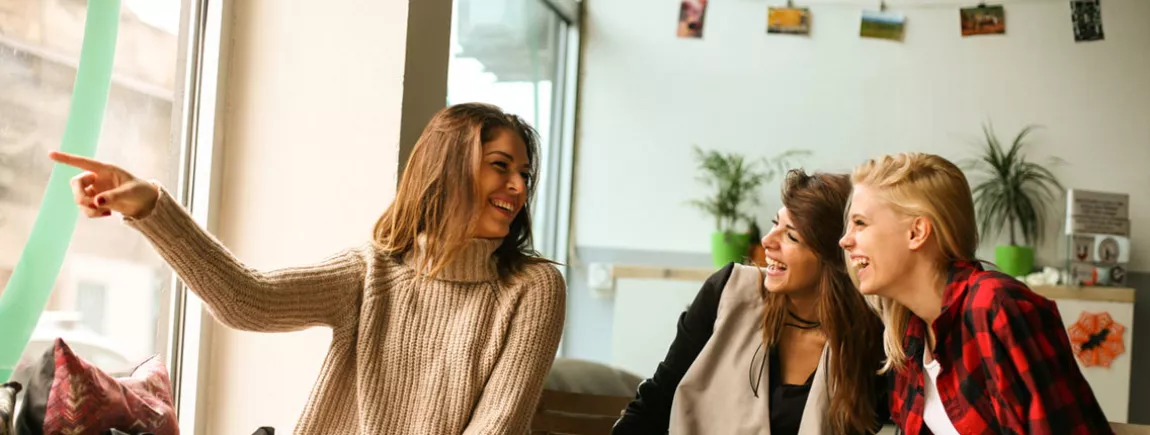 Un groupe de femmes partage un moment entre amis autour d’un café.