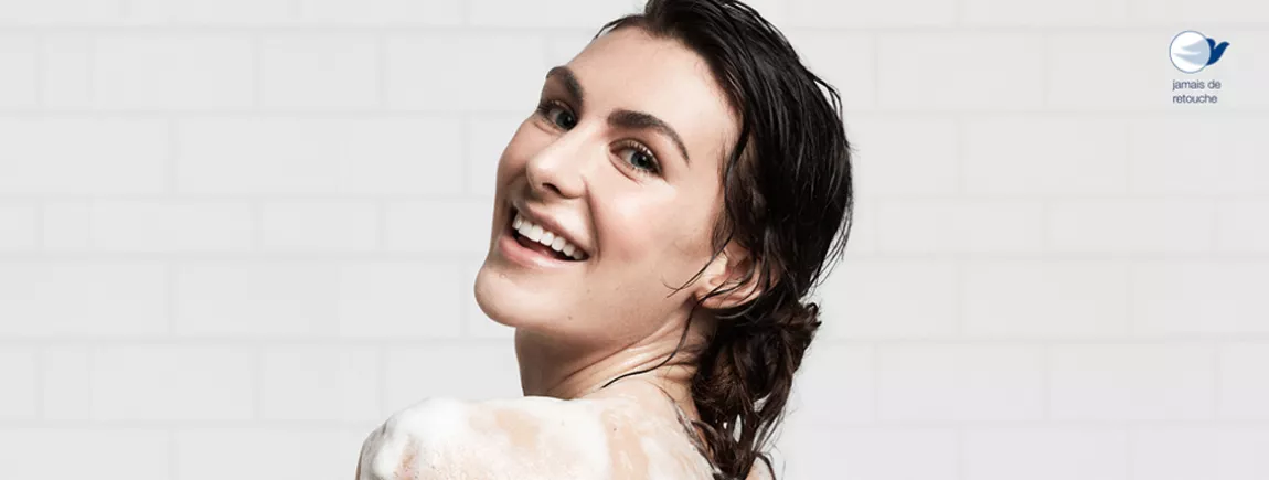 Dove respecte votre Microbiome Femme se douchant avec Dove pour respecter son microbiome