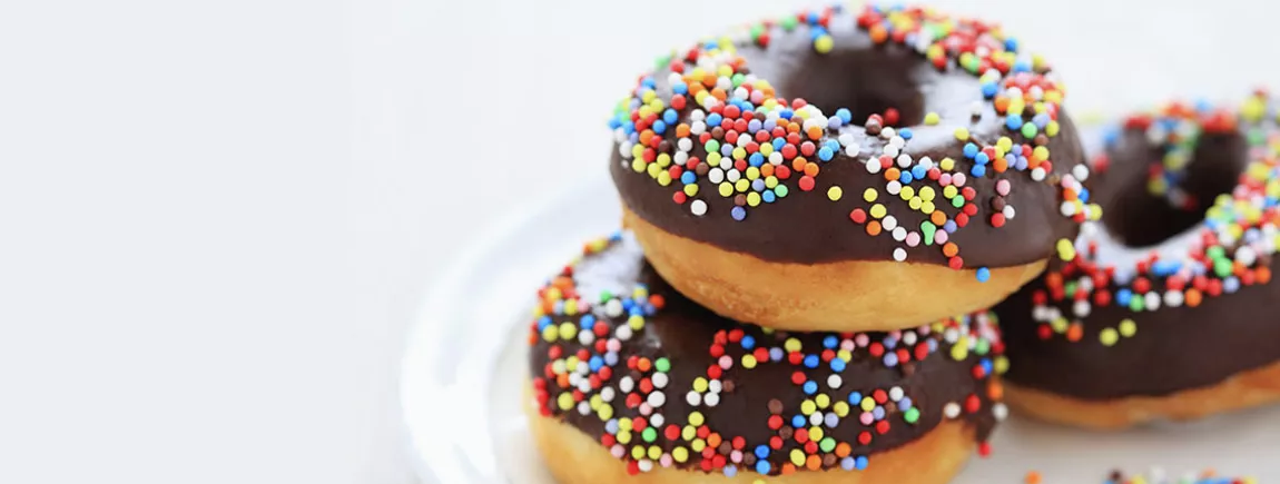 Donuts au chocolat et vermicelles de couleur