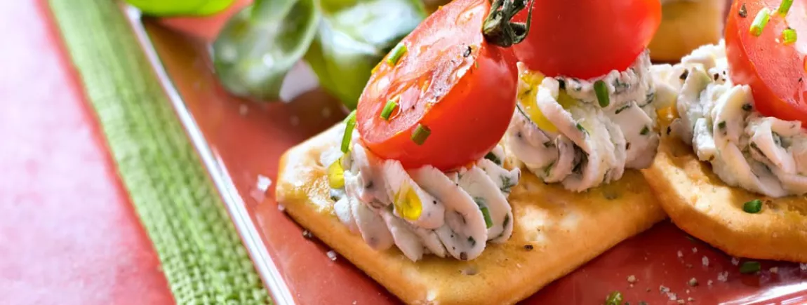 Tartines de TUC® Original, fromage aux herbes et tomates cerise Tartine de TUC® Break, fromage aux herbes et tomates cerise