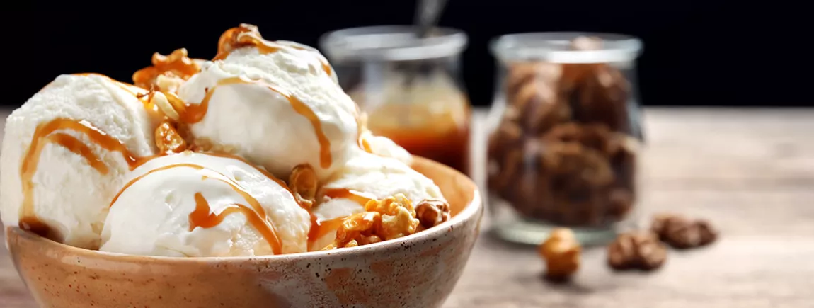 Leçon 6 : 5 nappages irrésistibles pour revisiter vos glaces Un topping au caramel sur de la glace Carte d’Or