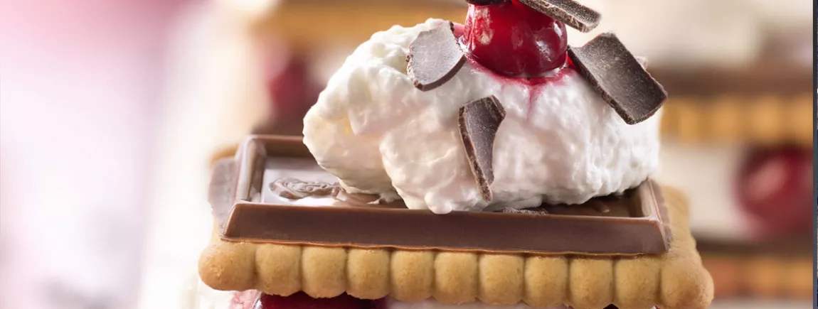 Goûter aux Petit Ecolier®, cerises et crème chantilly Goûter aux Petit Ecolier®, cerises et crème chantilly