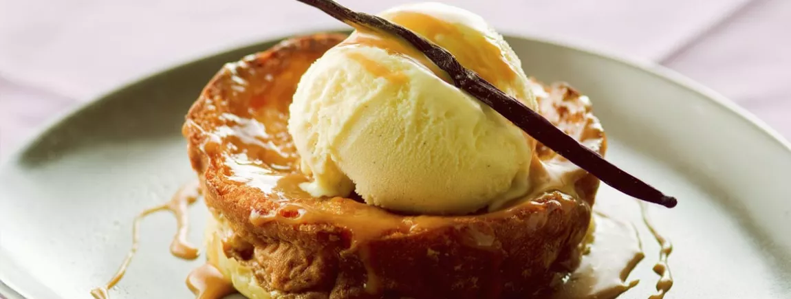 Brioche façon pain perdu, crème glacée vanille et sauce caramel Brioche façon pain perdu, crème glacée vanille et sauce caramel