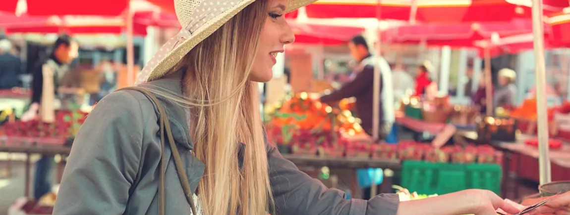 Craquez pour les fruits et légumes de printemps ! Une femme fait le plein de fruits et légumes de printemps au marché.